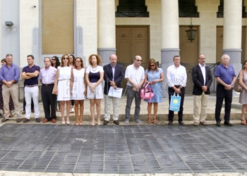 14 1 Las autoridades guardan un minuto de silencio por las últimas víctimas de violencia de género
