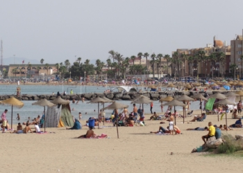 16 1 1 La Ciudad invierte en la limpieza y otros servicios de playa 260.800€
