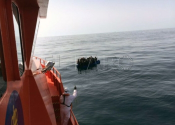 16 2 Rescatan 54 inmigrantes de una patera a 14 millas de las costas de Málaga