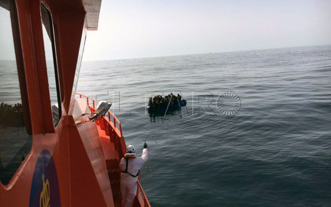 Rescatan 54 inmigrantes de una patera a 14 millas de las costas de Málaga