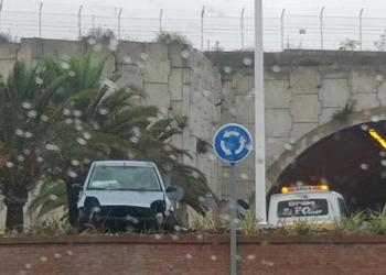 17 02 buena Un coche se empotra en la nueva rotonda del aeropuerto tras perder el control
