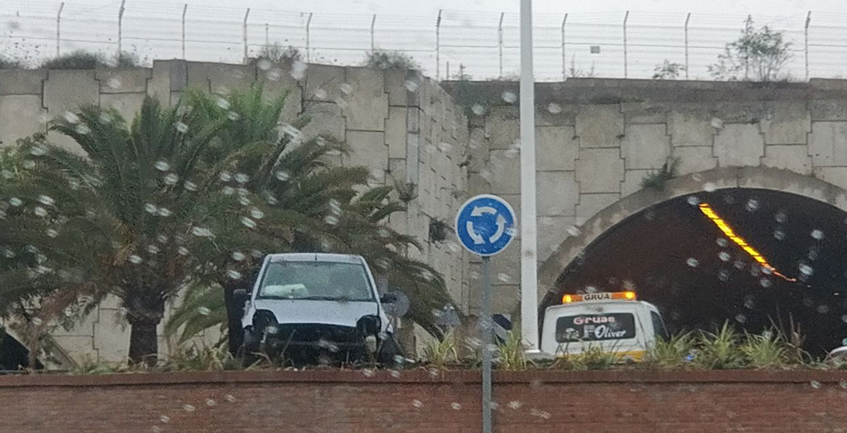 Un coche se empotra en la nueva rotonda del aeropuerto tras perder el control