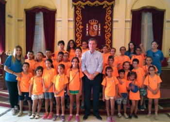 18 2 1 Cerca de 30 niños visitan el Salón Dorado por los campamentos de verano de ASIS