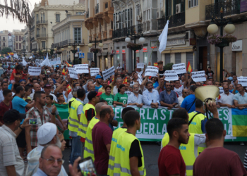 2 1 6 Cientos de personas desafían la prohibición y protestan por las trabas al paso de borregos