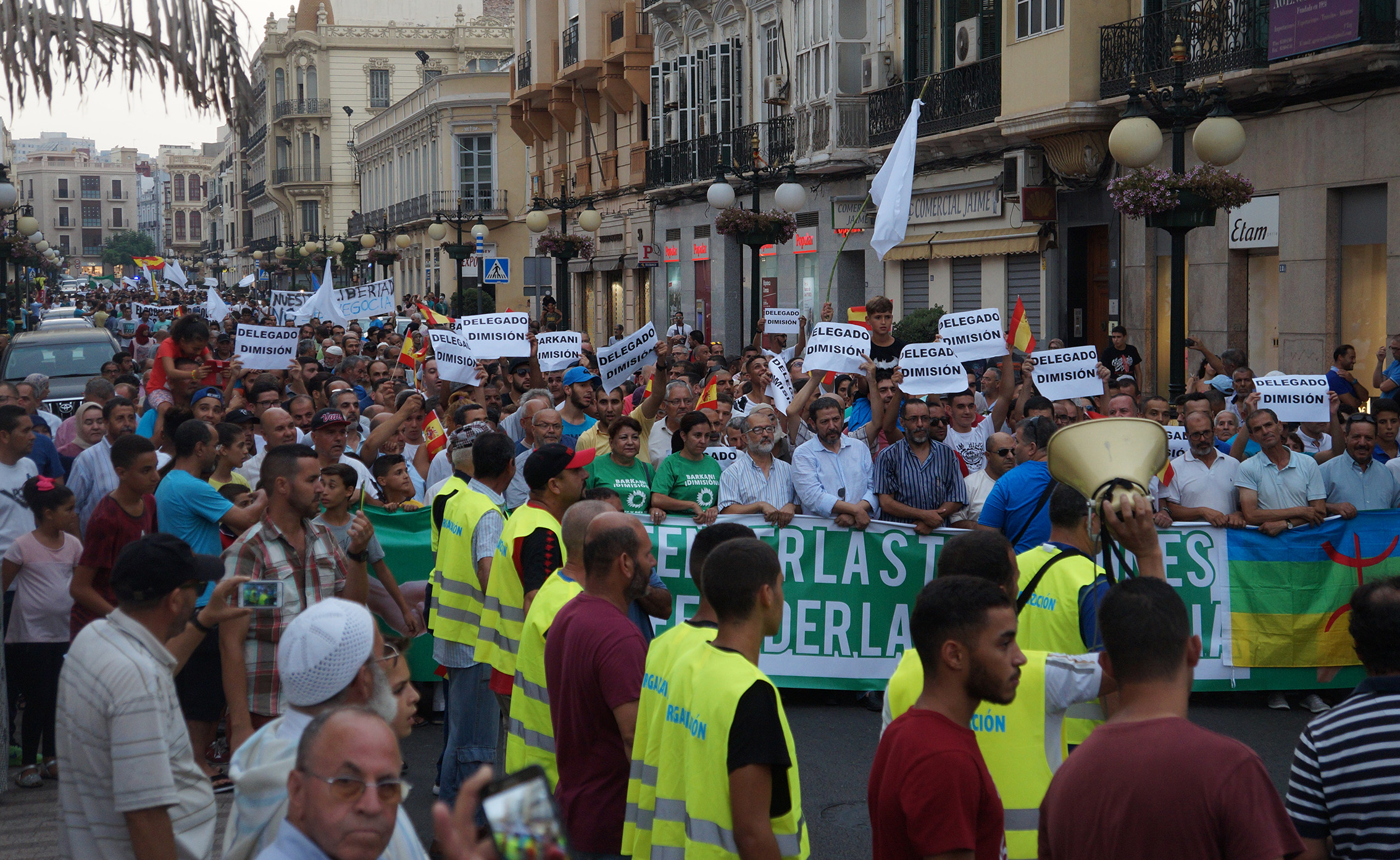 Cientos de personas desafían la prohibición y protestan por las trabas al paso de borregos