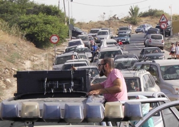 2 3 Más de un centenar de coches recorre Melilla contra la restricción del paso de borregos