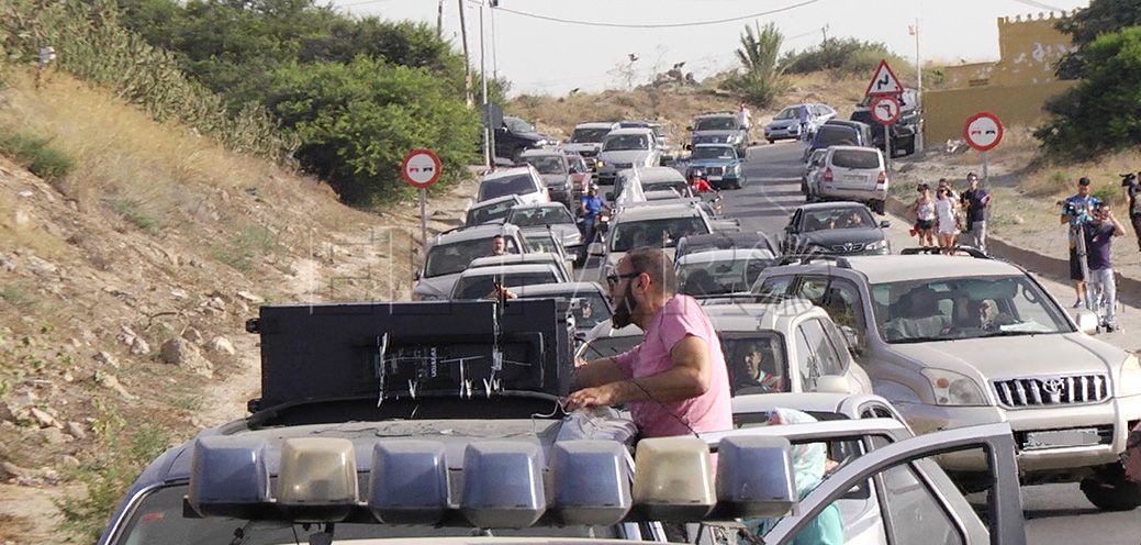 Más de un centenar de coches recorre Melilla contra la restricción del paso de borregos