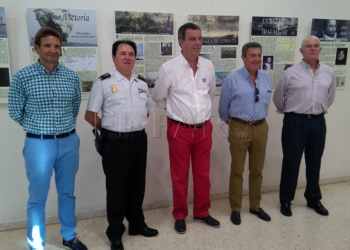 Muestra de monstruos marinos y barcos