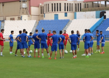 El técnico melillense dando consignas a todos sus jugadores antes del inicio de una sesión de entrenamientos