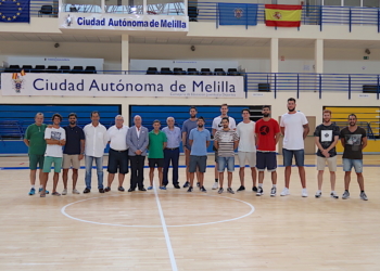 Foto de familia de los jugadores que s encuentra presentes en nuestra ciudad para el inicio del trabajo de pretemporada