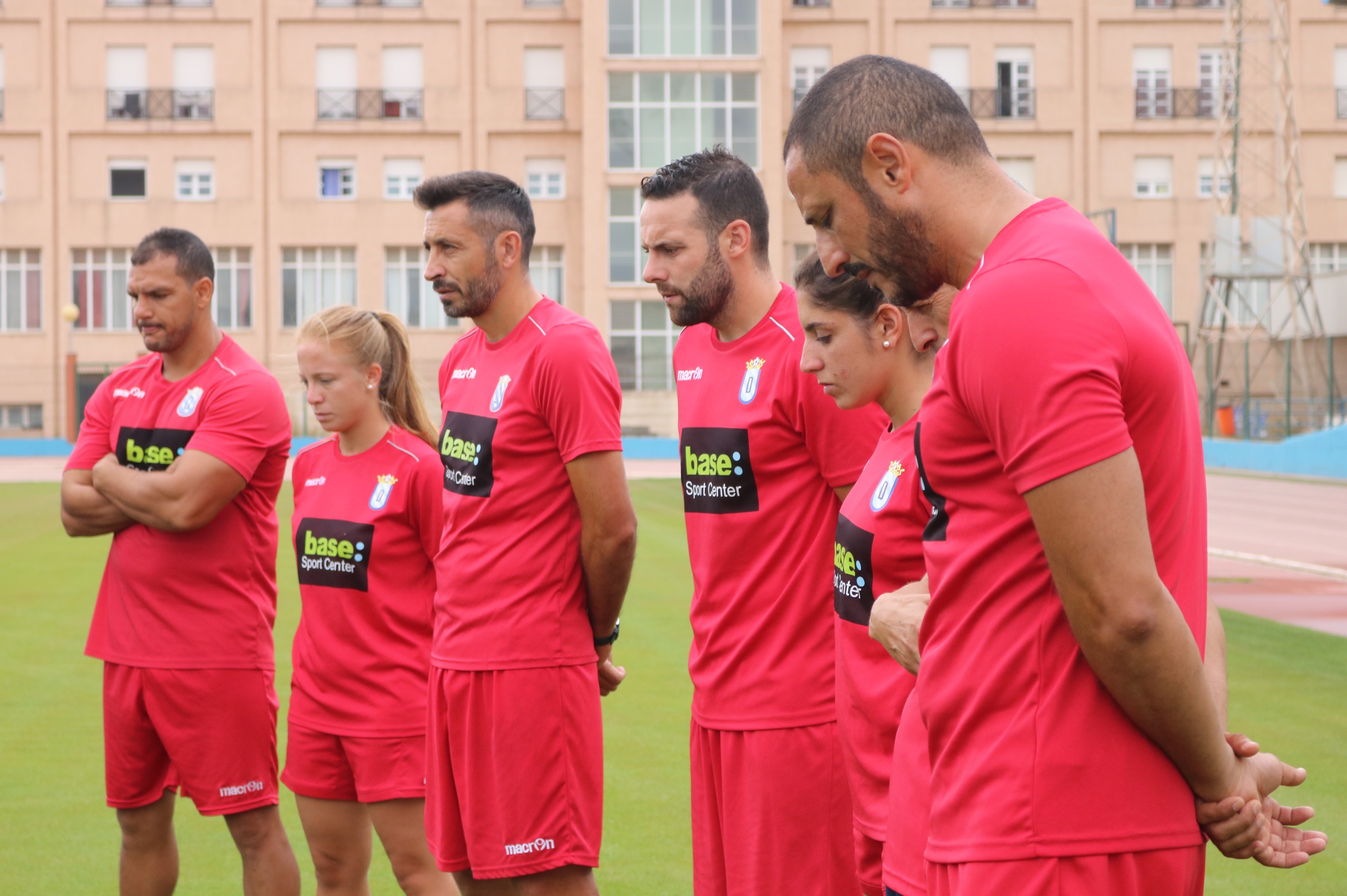 La plantilla azulina guarda un respetuoso minuto de silencio