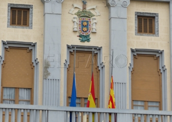 9 1 7 La bandera catalana ondea a media asta en la Asamblea junto a las de España y Melilla