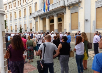 P1240500 Melilla guarda cinco minutos de silencio por las víctimas del atentado de Barcelona