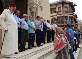 foto oracion Decenas de melillenses de todas las confesiones participan en una oración por la paz