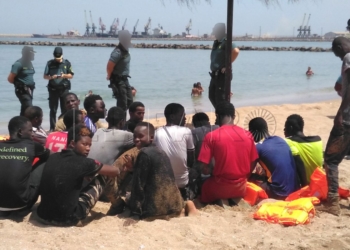 para subir Una embarcación con 22 subsaharianos llega a la playa del Hipódromo