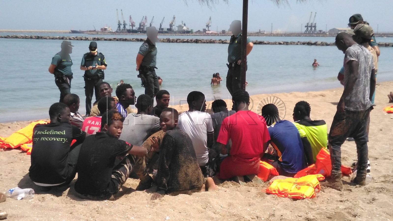 Una embarcación con 22 subsaharianos llega a la playa del Hipódromo