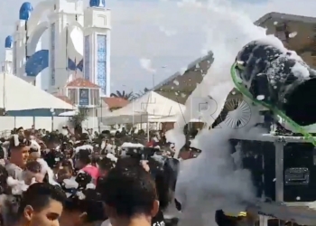12 1 1 Espuma y música abarrotan el Espacio Joven con decenas de melillenses