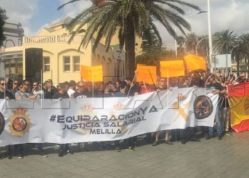 17 1 3 Cerca de un centenar de agentes exigen igualar el salario con la policía autonómica