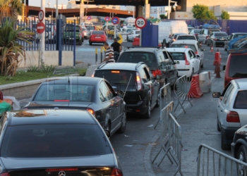 2 1 9 Los menores se meten bajo los coches cuando hay colas en Beni Enzar para entrar a Melilla