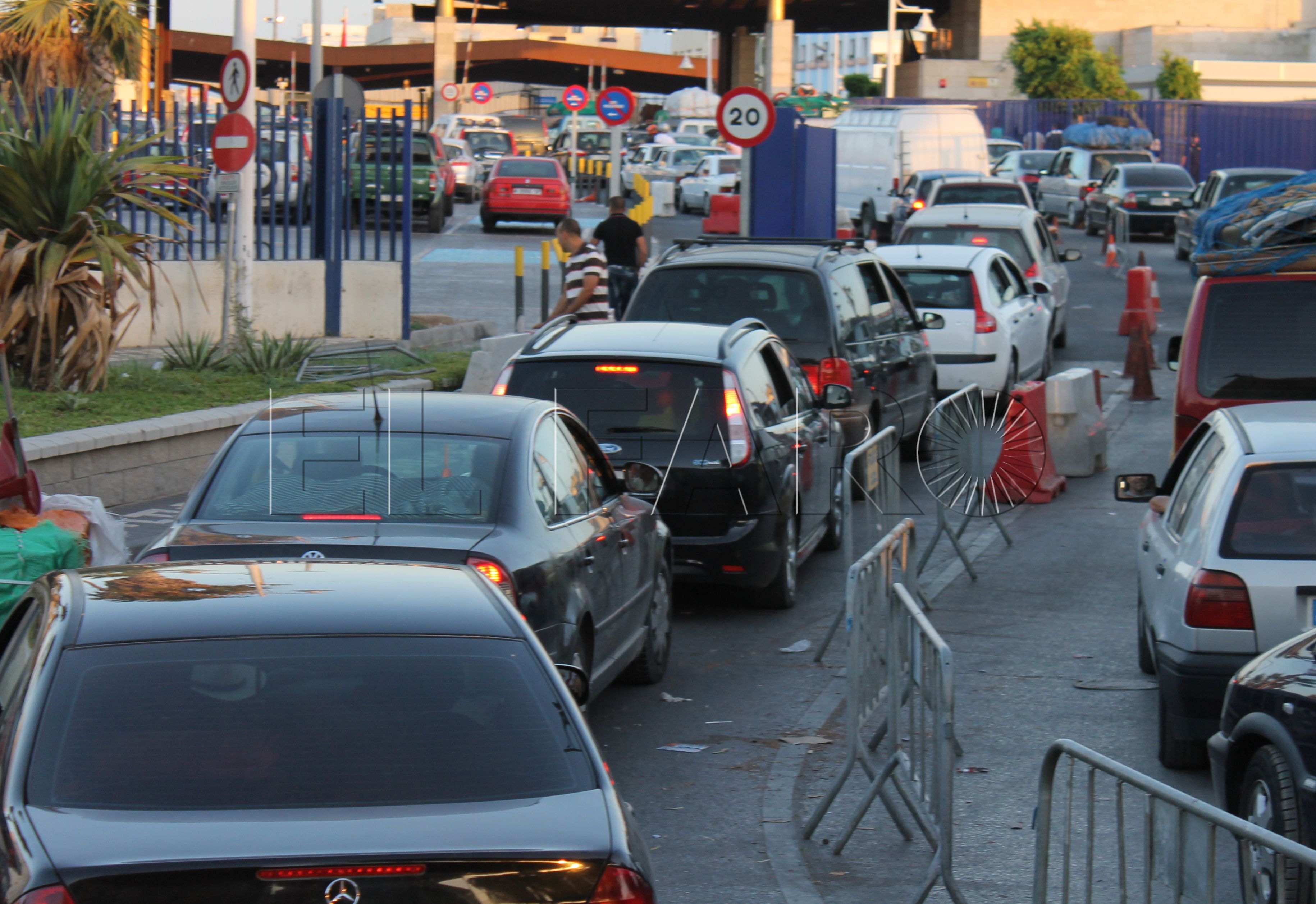 Los menores se meten bajo los coches cuando hay colas en Beni Enzar para entrar a Melilla
