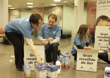 21 01 Obra Social la Caixa recoge 1.068 litros de leche para melillenses en riesgo de exclusión