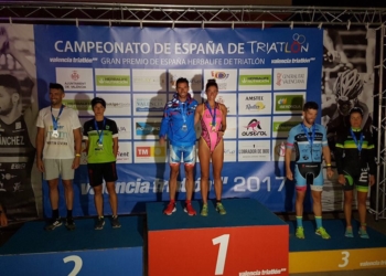 Luismi Ruiz, en el pódium valenciano, con su trofeo de campeón de España