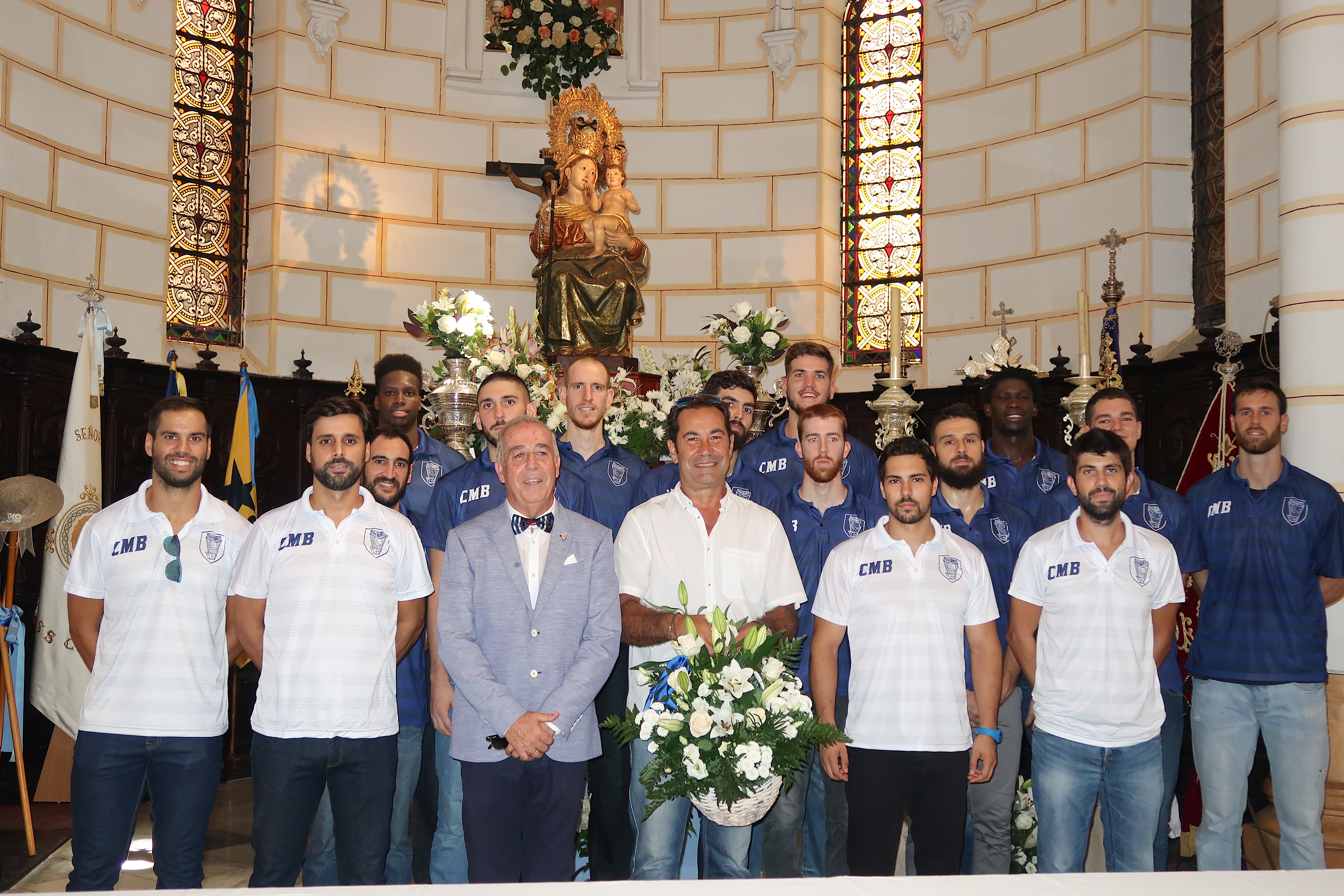 El Club Melilla Baloncesto realiza una ofrenda floral a la Virgen de la Victoria