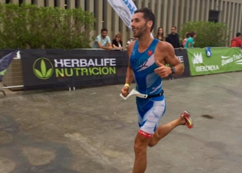Luismi Ruiz, triatleta del Club Natación Melilla, en tierras valencianas.