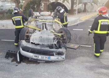 5 1 buena Los Bomberos intervienen para asistir a un coche volcado en la rotonda del aeropuerto