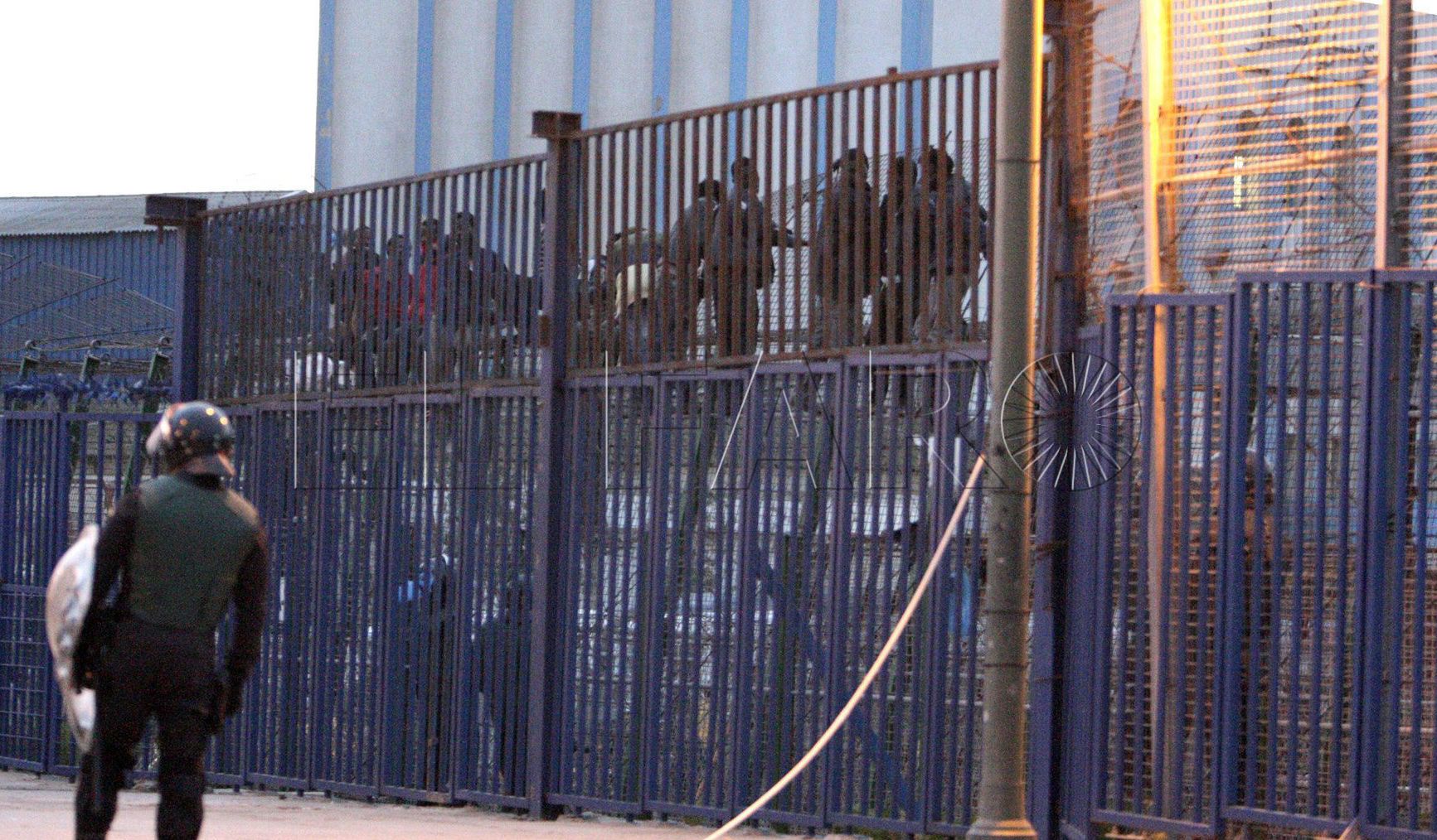 Mueren 2 migrantes gaseados en Marruecos al tratar de pasar a Melilla, según una ONG