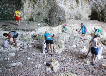 6 7 2 Una veintena de voluntarios extrae 146 kilos de basura de la cala de Trápana