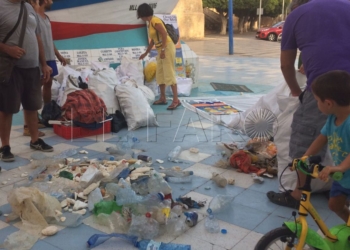 6 74 Muestran en la plaza de los Pescadores los vertidos recogidos en la playa