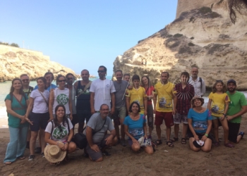 WhatsApp Image 2017 09 03 at 11.43.10 Una veintena de voluntarios limpian los restos residuales de la playa de Trápana