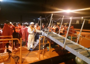 d5ca7c47 1525 403d 92a2 b58e53f544e6 Una patera con una veintena de inmigrantes llega al dique sur