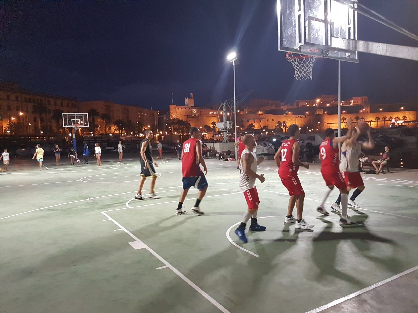 El Club Marítimo organiza el I Torneo de Feria de básket en sus instalaciones