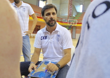 El técnico melillense, en uno de los partidos que ha dirigido en la presente pretemporada.