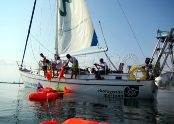 velero chaleco 2 Lanzan chalecos salvavidas al mar de Alborán en protesta por las muertes de inmigrantes