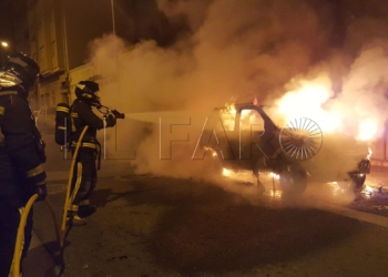 Queman dos coches y contenedores durante la madrugada del jueves
