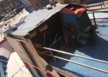 11 1 6 Bomberos extingue un fuego en la barca de la Plaza de los Pescadores