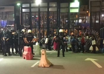 2 2 3 Una avalancha de 300 personas se vale del cambio de turno para llevar bultos a Marruecos