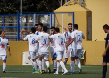 Los jugadores granadinos celebran uno de sus goles ante los melillenses.