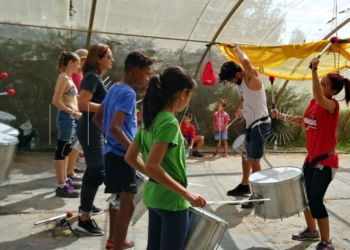 21 1 La AMPA del León Solá celebra un taller de batucada en el vivero de Guelaya