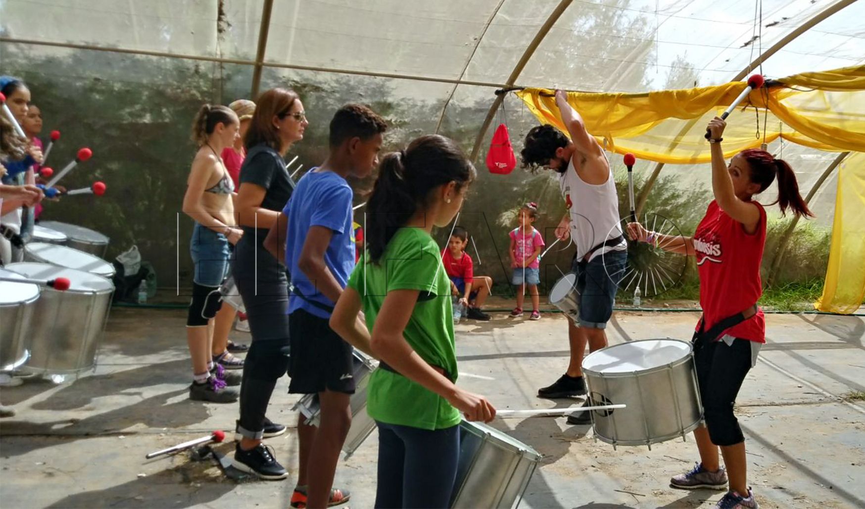 La AMPA del León Solá celebra un taller de batucada en el vivero de Guelaya