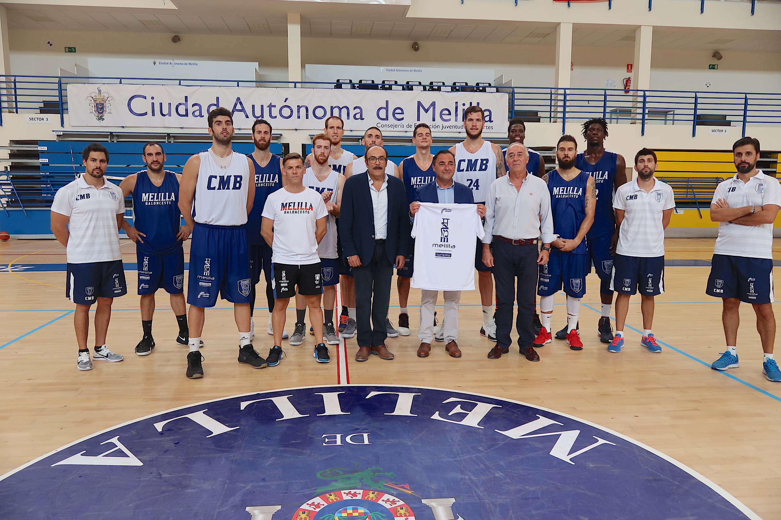 Javier Mateo visita a la plantilla