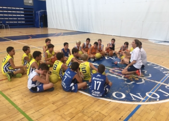 Jugadores locales, atentos a las explicaciones de los entrenamientos.