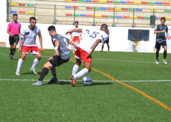 El jugador merengue Ilies, en la salida de un ataque de la escuadra de nuestra ciudad.