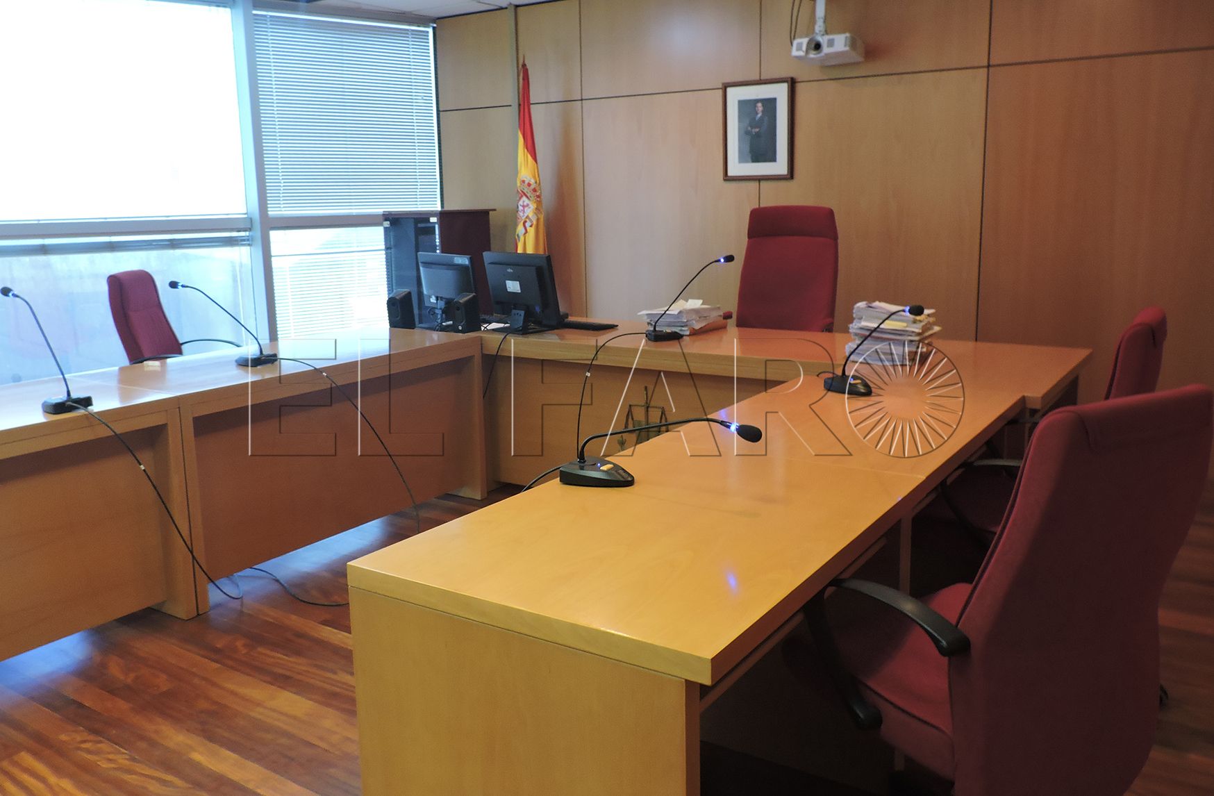 Multa de 1.080 euros por conducir ebrio y estamparse contra dos coches
