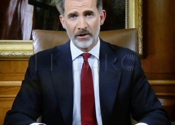 GRA277. MADRID, 03/10/2017.- Imagen tomada de la televisión que retransmite el mensaje del rey Felipe VI a los españoles, dos días después del referéndum ilegal organizado por la Generalitat sobre la independencia de Cataluña. EFE/J.P.Gandul