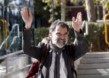 ***CORRECCIÓN PIE DE FOTO*** GRA492. MADRID, 16/10/2017.- El líder de Omnium Cultural, Jordi Cuixart, en un receso antes de prestar declaración como investigado por sedición ante la Fiscalía de la Audiencia Nacional. EFE/Paco Campos