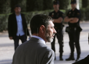 GRA547. MADRID, 16/10/2017.- El mayor de los Mossos d'Esquadra, Josep Lluís Trapero (c), regresa a la Audiencia para conocer la decisión de la juez de si acepta la petición de la Fiscalía de prisión incondicional, tras declarar como investigado por sedición ante la Fiscalía de la Audiencia Nacional. EFE/Kiko Huesca